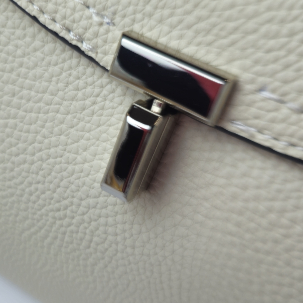 Elegant Cream Shoulder Bag (NWOT) - Picture 9 of 17